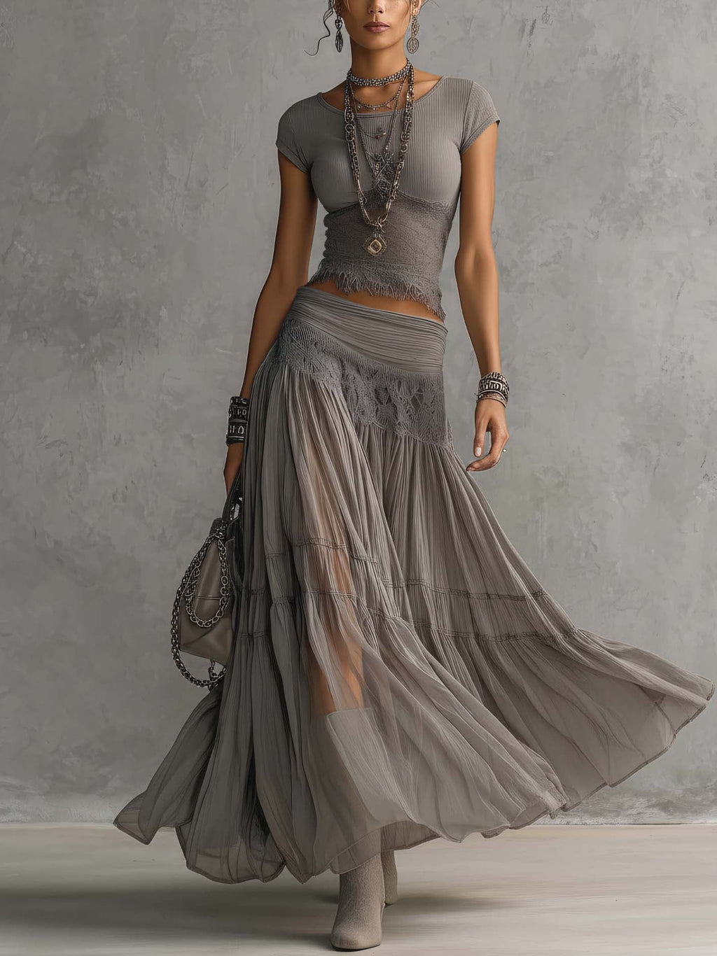 Conjunto Gris con Top en Encaje Semi-Trasparente y Falda Maxi plisada