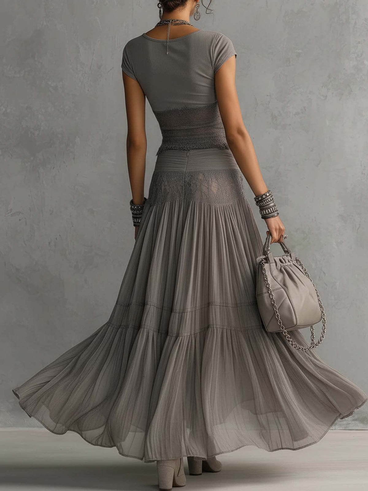 Conjunto Gris con Top en Encaje Semi-Trasparente y Falda Maxi plisada