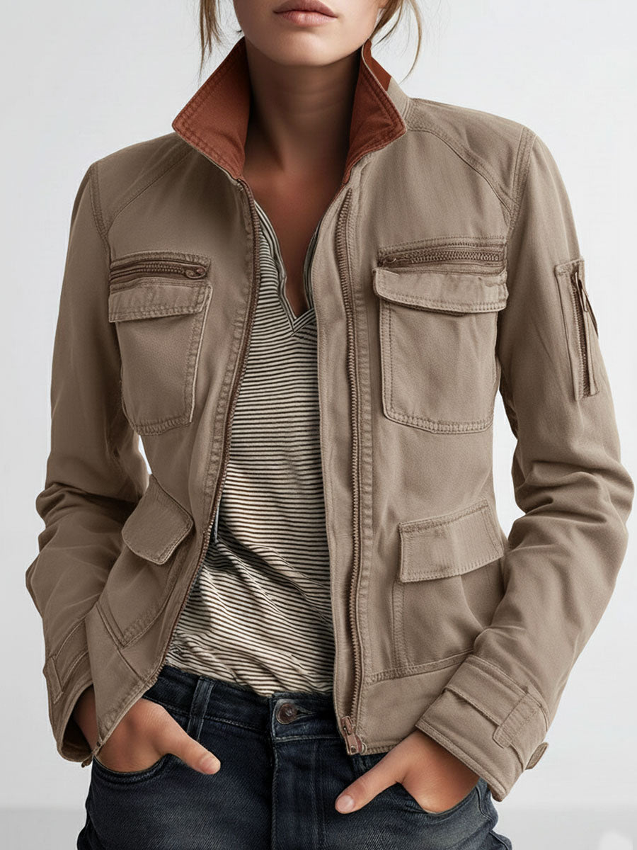 Chaqueta cargo verde oliva con bolsillos utilitarios