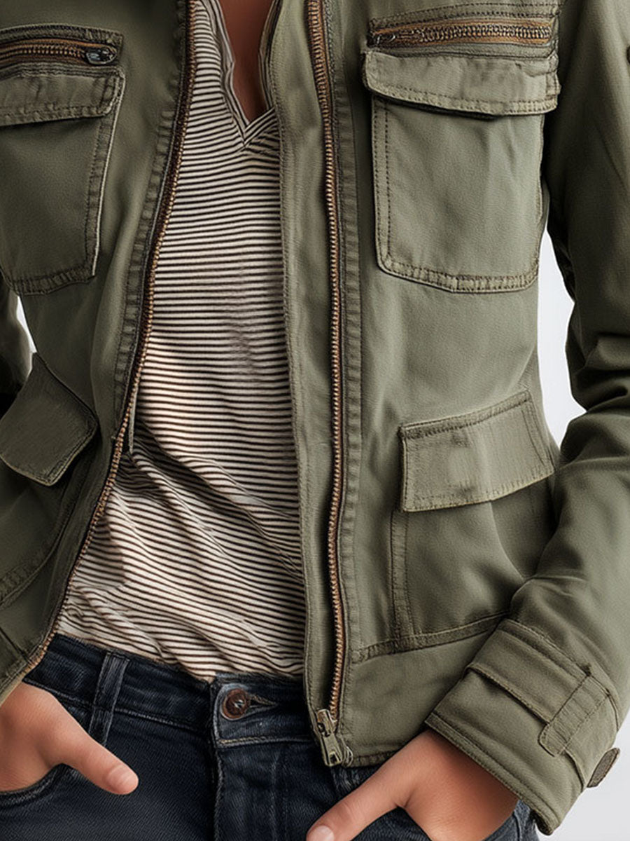 Chaqueta cargo verde oliva con bolsillos utilitarios