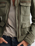 Chaqueta cargo verde oliva con bolsillos utilitarios