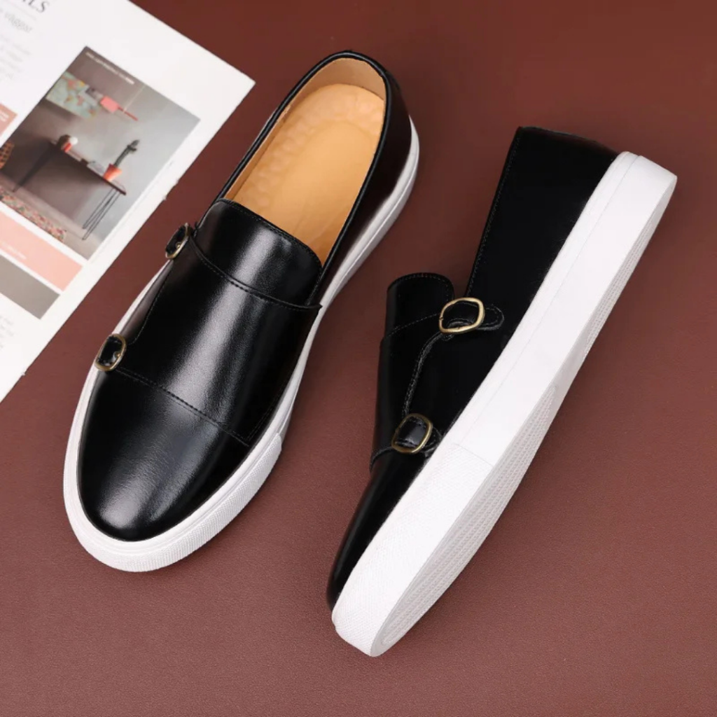 Mocasines clásicos con hebilla dorada